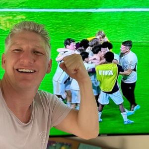 Nach U17-WM-Sieg: Bastian Schweinsteiger feiert das Team!