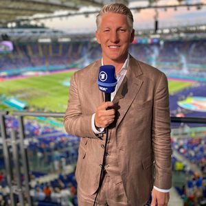 Wegen Uhr: Verliert Schweini seinen TV-Job als EM-Experte?