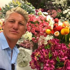 Wie süß: Bastian Schweinsteiger fragt bei Blumenwahl um Rat