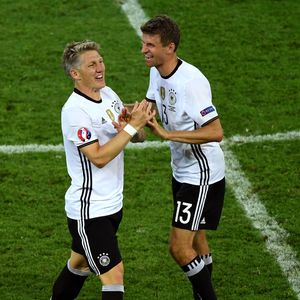 Neues Hobby: Schweini fordert Thomas Müller heraus