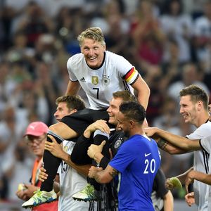 Schweini macht den Ronaldo: Flitzer erhält einmaliges Selfie