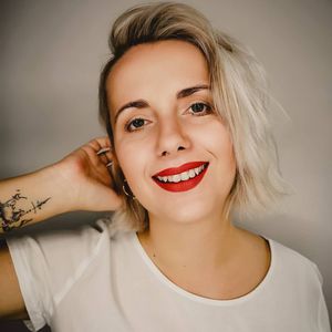 Müde und übel: Anna Heiser schürt Schwangerschaftsgerüchte!