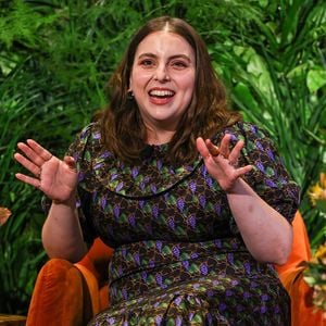 Endlich: Beanie Feldstein verrät das Geschlecht ihres Babys
