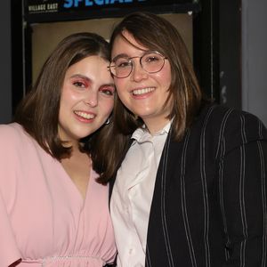 Im Sommercamp: Beanie Feldstein hat Partnerin geheiratet!