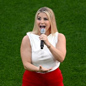Beatrice Egli singt Schweizer Hymne bei Frauen-EM-Auftakt