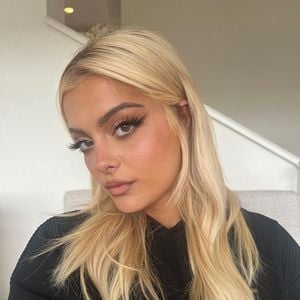 Bebe Rexha mit Handy beworfen: Angreifer wollte witzig sein