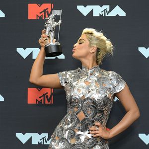 Nach Dick-Kritik: Bebe Rexhas Wow-Auftritt bei den Grammys