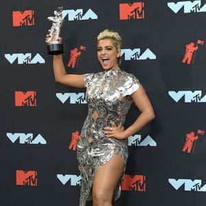 Bebe Rexha hasst dieses Bild, postet es aber trotzdem!