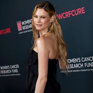 Wow: Behati Prinsloo zeigt ihren Post-Baby-Body am Strand!