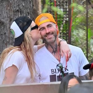 Nach Geburt: Behati und Adam Levine turteln im Disneyland