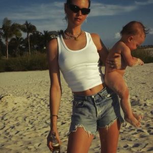 Behati Prinsloo teilt seltenes Foto von ihrem Sohnemann