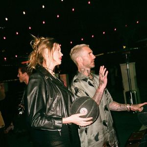 Behati Prinsloo teilt erstes Foto mit Mann Adam nach Geburt