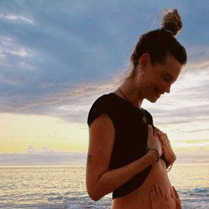 Nach Geburt? Behati Prinsloo cruist mit Adam im Vintage-Auto
