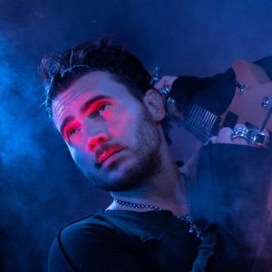 Schauspieler Bela Klentze startet als Rockmusiker durch!