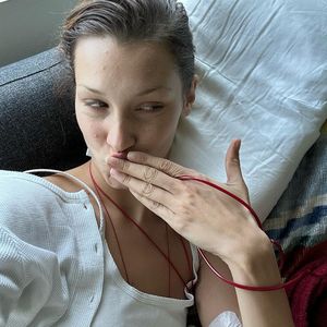 Lymeborreliose: Bella Hadid fotografiert sich bei Infusion