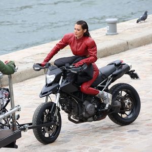Bella Hadid zeigt sich im Biker-Look beim Dreh in Paris