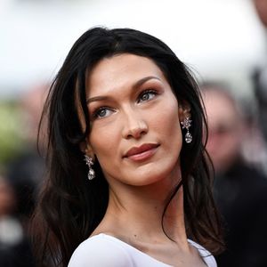 Bella Hadid genießt im knappen Bikini Sonnenbad in Cannes