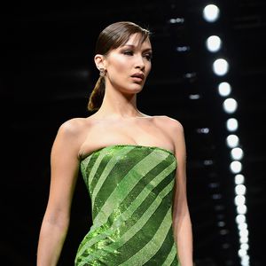 Mutig! Bella Hadid hat sich selbst ihren Pony geschnitten
