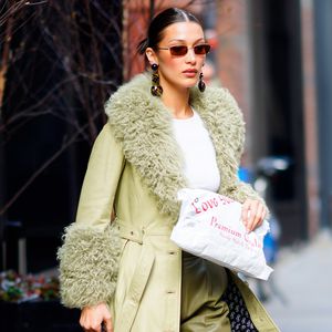 Mode-Graus? Bella Hadid im grünen Oma-Mantel mit Echtpelz
