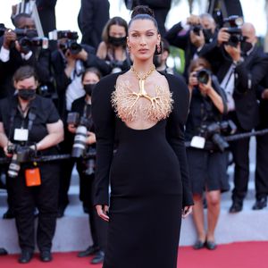 Nur von Kette bedeckt: Bella Hadid in einem Oben-ohne-Kleid!