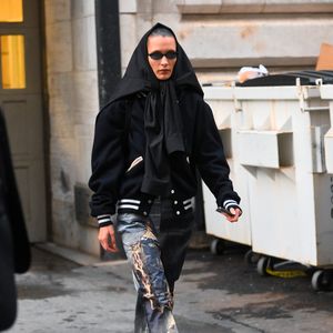 Kaum erkannt: Bella Hadid erscheint in einem düsteren Outfit