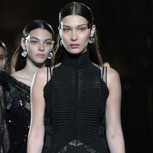 Na hoppla! Bella Hadid reißt es in Paris von den Beinen