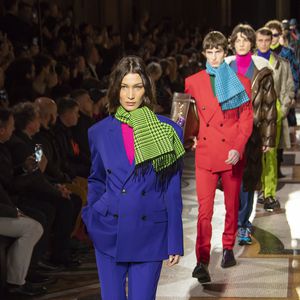 So rockt Model Bella Hadid die Paris Fashion Week der Männer