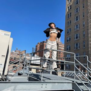 Bella Hadid zieht über den Dächern von New York fast blank!