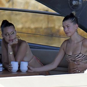 Miese Laune? Hailey Bieber und BFF Bella grimmig im Urlaub