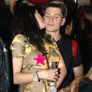 Ohne BH: Hier fummelt Bella Thorne mit ihrem Freund rum!