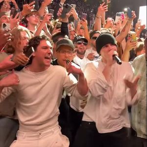 Netz rastet aus: Belmont Cameli tanzt neben The Kid Laroi
