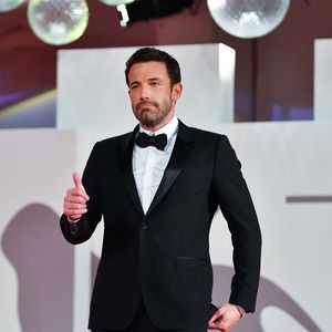 Nanu? Hier serviert Ben Affleck Kaffee in einem Donut-Laden