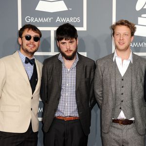 Mumford & Sons Bassist hat die OP gut überstanden