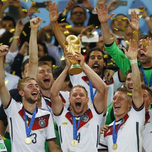 Das Baby ist da: Kicker Benedikt Höwedes ist Papa