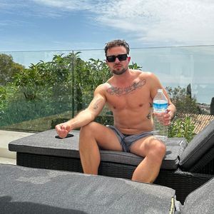 Poolparty in Spanien: So wild startet Benjamin Melzers JGA