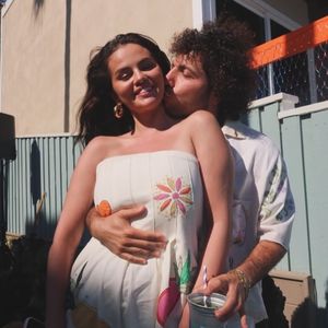 Benny aus dem Häuschen: Selena Gomez begeistert im Badeanzug