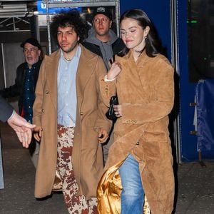 Partnerlook: Benny und Selena Gomez besuchen Basketballspiel