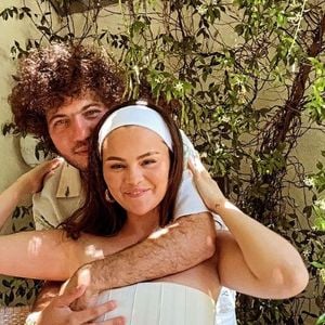 Selena Gomez kuschelt total verliebt mit Benny auf neuem Pic