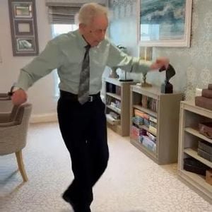 Er tanzt im Pflegeheim: 100-Jähriger wird zum viralen Star