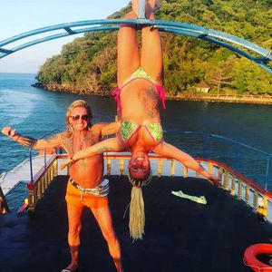 Entspannt im Urlaub: Ginger Costello lässt sich "hängen"!