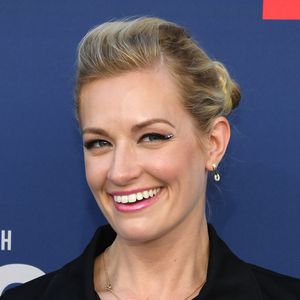 Gruselig! "2 Broke Girls"-Beth Behrs als Weihnachts-Zombie!