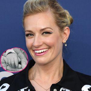 Süßes Patschehändchen: Beth Behrs ist erstmals Mama geworden