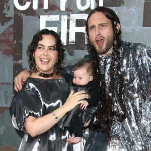 Nico Tortorella im Partnerlook mit Baby auf dem Red Carpet