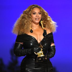 Heiße Magazin-Schnappschüsse: Beyoncé teasert neue Musik an