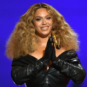 Nimmt Beyoncé zu ihren Konzerten eigene Toilettensitze mit?