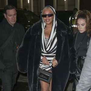 Top oder Flop? Beyoncé im Zebra-Minikleid und Plüschmantel!