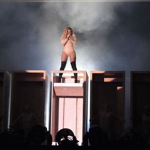 Heiß, heißer, Beyoncé! Sie überrascht mit riesen Dekolleté