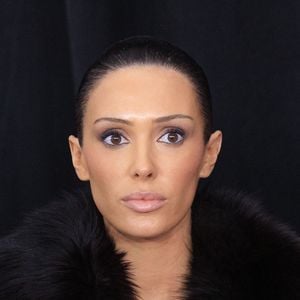 Netz-Outfit: Bianca Censori bedeckt Nötigste mit Kuscheltier