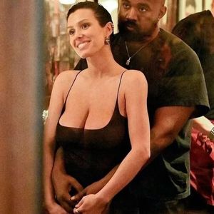 Ganz in Weiß: Bianca Censori besucht Disneyland ohne Kanye