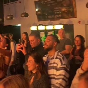 Neues Lebenszeichen: Hier kuschelt Bibi Claßen mit Timothy!